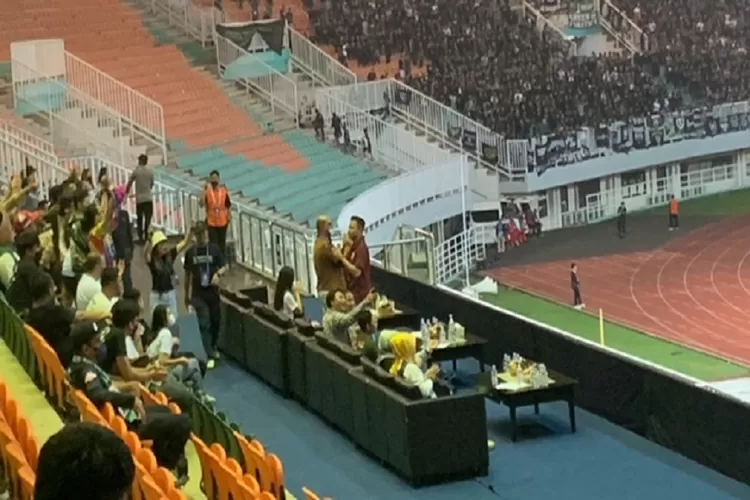 Tangkapan kamera saat Raffi Ahmad melakukan selebrasi atas kemenangan RANS Nusantara FC melawan PSS Sleman.