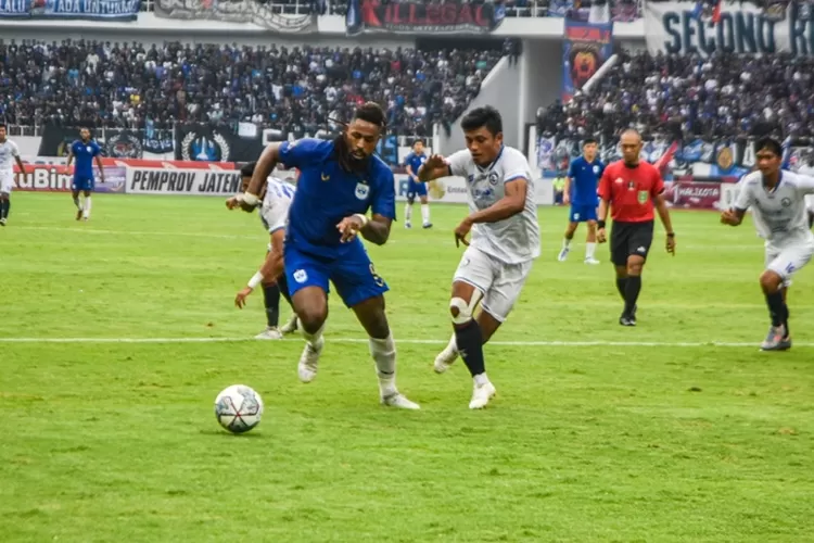 Carlos Fortes saat melawan Arema FC. Jadwal Arema FC vs PSIS Semarang kembali berubah.  (Ayosemarang.com/ Audrian Firhannusa)