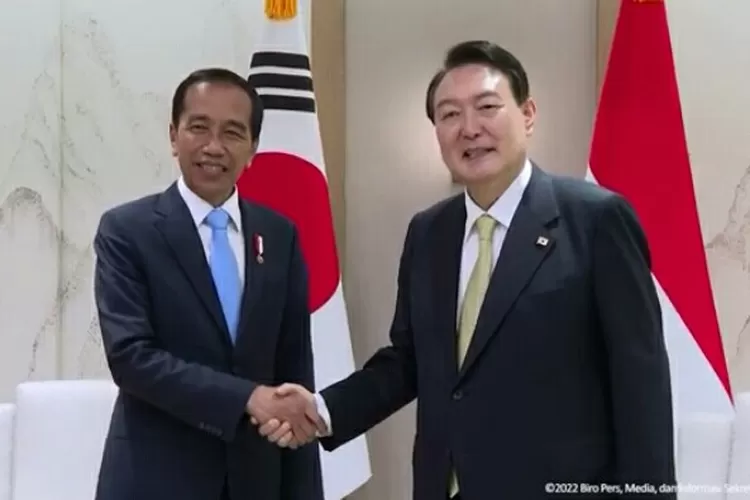 Presiden Jokowi dan Presiden Yoon Suk-yeol bertemu di Seoul. (Tangkapan layar YouTube )