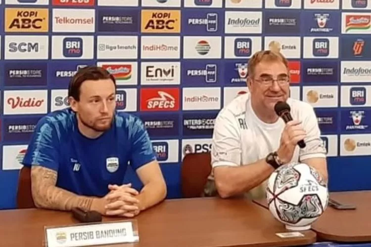 Pelatih Persib Bandung Robert Alberts (kanan) bersama Gelandang Persib Bandung Marc Klok (kiri) di Graha Persib, Kota Bandung, Jawa Barat, Jumat (29/7/2022).  (ANTARA/Bagus Ahmad Rizaldi)