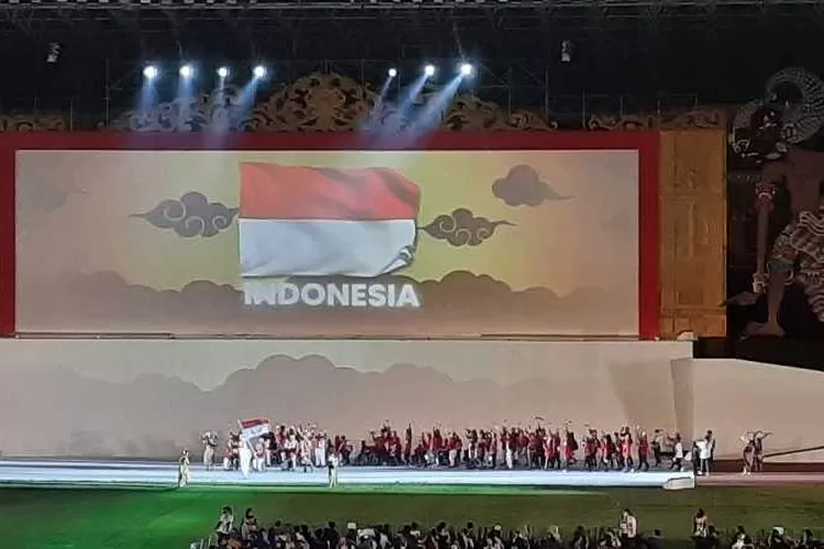 Bendera Indonesia terpampang di layar saat kontingen Indonesia melakukan defile di pembukaan APG XI (Endang Kusumastuti)