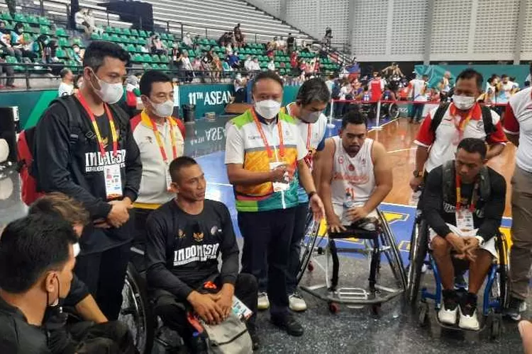 Menpora Zainudin Amali memberikan semangat kepada atlet wheelchair basketball APG (Endang Kusumastuti)