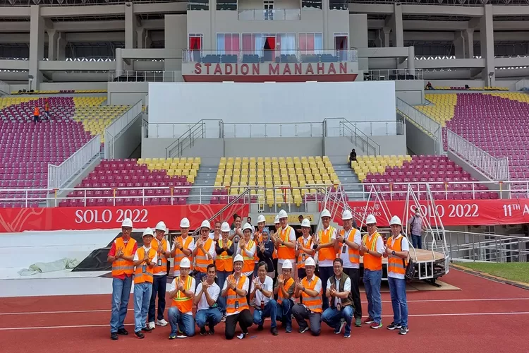 Pgs Direktur Enterprise &amp; Business Service Telkom Venusiana (belakang tengah) bersama SATGAS ASEAN Para Games XI TelkomGroup melakukan peninjauan di venue Stadion Manahan pada Rabu (27/07) untuk memastikan kesiapan infrastruktur dan layanan.