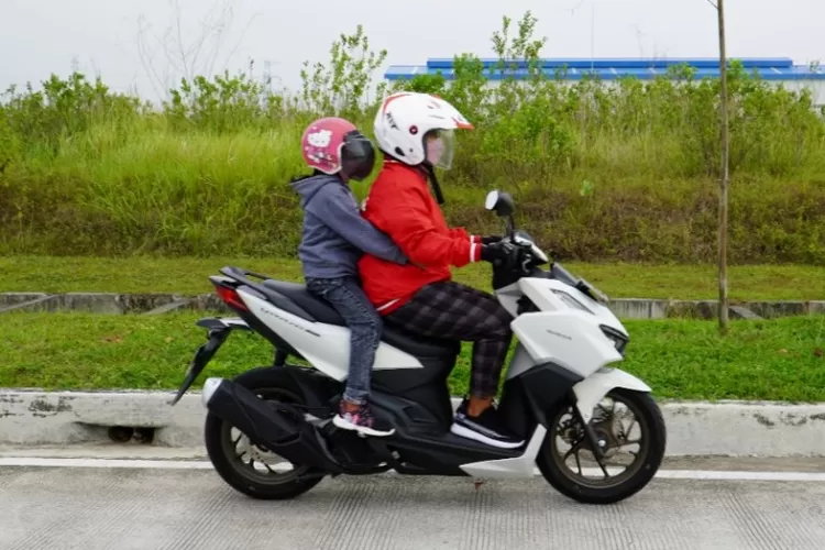 cara bonceng anak naik motor supaya aman (AHM)