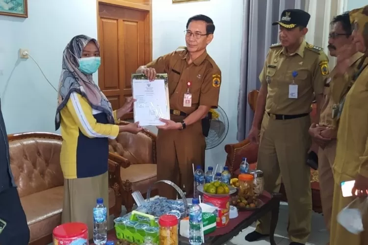 Dukcapil sigap dan cepat menyerahkan 59 akta kematian Jamaah Haji Indonesia kepada keluarga mereka. Salah satunya Jamaah Haji IndonesIa asal Kabupaten Pati, Jawa Tengah    (AG Sofyan )