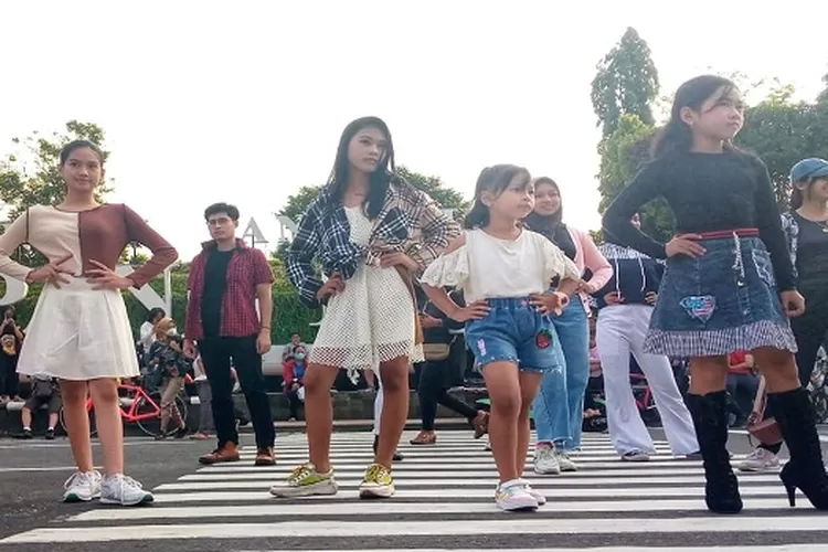 Para model yang berlanggak-lenggok di Semarang Fashion Week di Simpang Lima. Event ini akan digelar rutin dan variatif. (Ayosemarang.com/ Audrian Firhannusa)