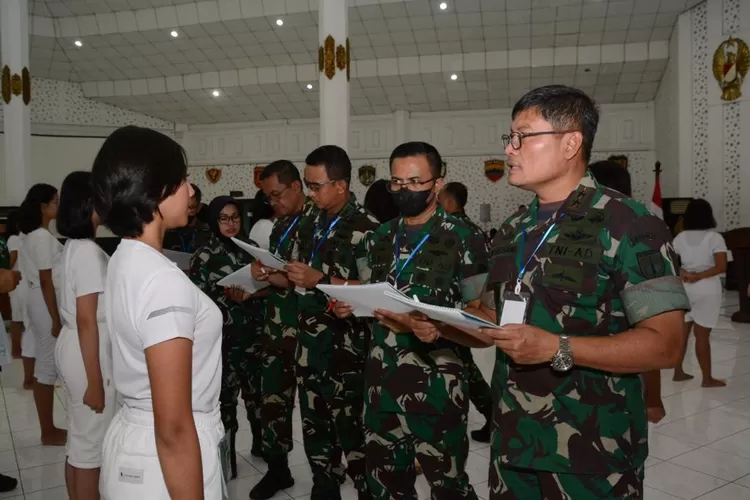 Pangdam IV Diponegoro Mayjen TNI Widi Prasetijono saat memimpin proses Pantukhir penerimaan Calon Bintara PK TNI AD reguler wanita di Balai Diponegoro, Jumat (29/7/2022).  (Dok Pendam IV/Diponegoro)