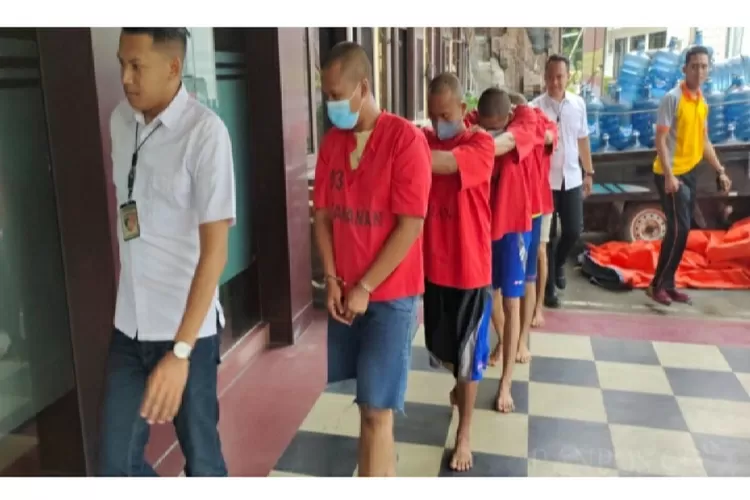 Para tersangka  pengoplosan galon air isi ulang saat digiring petugas kepolisian di Mapolres Cilegon, Jumat (22/7/2022). Foto: Banten Pos