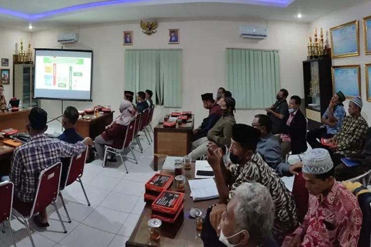 Tim Abdimas UNY saat menggelar pelatihan tata kelola BUMDes Retno Sembodo di Baturetno.  (Foto : Dok Tim Abdimas UNY)