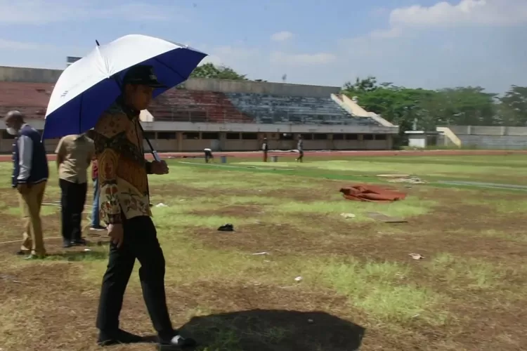 Bupati Kendal Dico Ganinduto mengecek kondisi rumput di Stadion Utama Kebondalem Senin 01 Agustus 2022. (edi prayitno/kontributor Kendal)