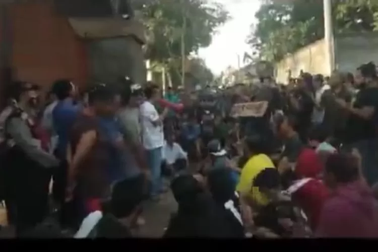 Heboh Mendemo Penolakan Gus Samsudin, Penipuan Dengan Cara Pengobatan (Tangkapan layar @marcelradhiva1)