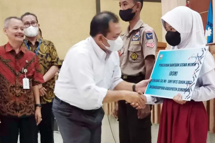 Pemkab Semarang Berikan Beasiswa 4.500 Siswa Kurang Mampu - Suara Merdeka