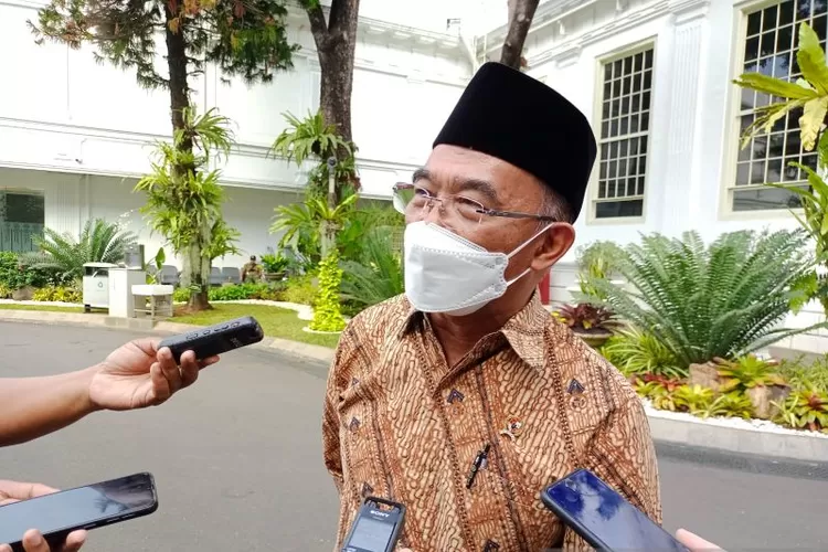 Menteri Koordinator bidang Pembangunan Manusia dan Kebudayaan (PMK) Muhadjir Effendy di lingkungan Istana Kepresidenan Jakarta, Senin (1/8/2022).  (ANTARA/Desca Lidya Natalia)