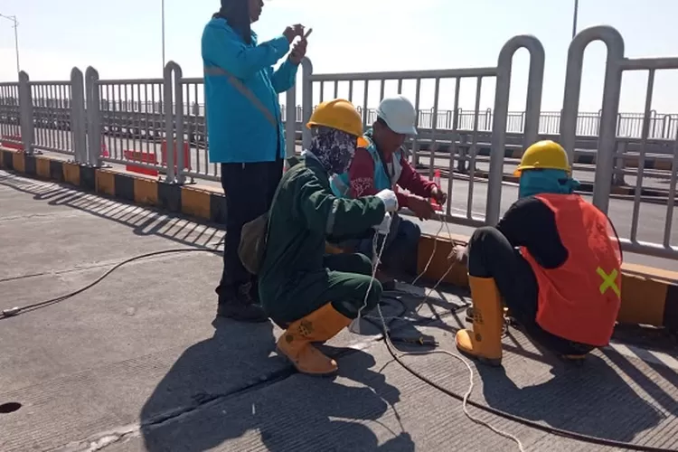 PetugasPLN saat melakukan pemasangan kabel di Jembatan Suramadu