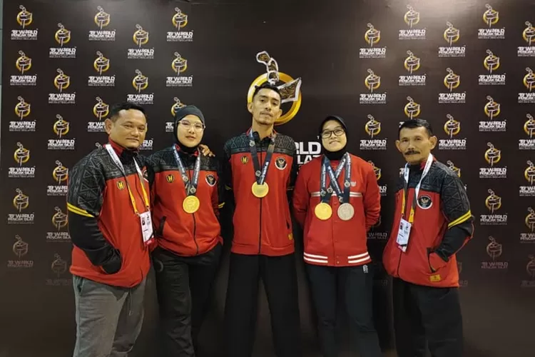 Tiga pesilat DKI Jakarta penyumbang medali emas, Pipit Kamelia, Yacher Arafah, dan Puspa Arus Sari diapit dua pelatih.