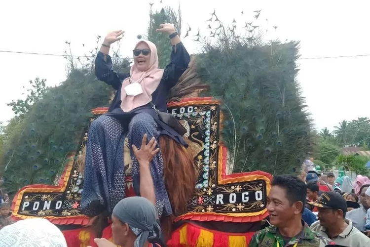 Aksi Berani Camat Perempuan di Luwu Utara Naik Reog pada Pawai 1 Muharram 1444 Hijriah Tuai Pujian (Dok. LHR)