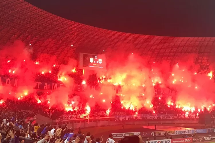 Suporter Nyalakan Flare, Persib Kena Sanksi Denda Rp200 Juta - Sinar Jabar