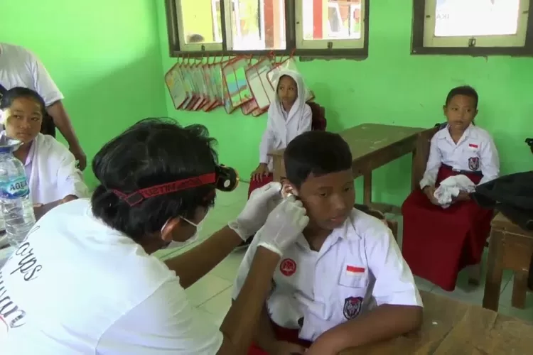 Siswa SD Negeri Wonosari Pegandon diperiksa kebersihan telinga yang diselenggarakan Alumni SMA Negeri 1 Kendal bekerjasama dengan IDI Kendal. (edi prayitno/kontributor Kendal)