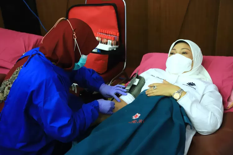 Menaker Ida Fauziyah (terlentang) ikut donor darah. 