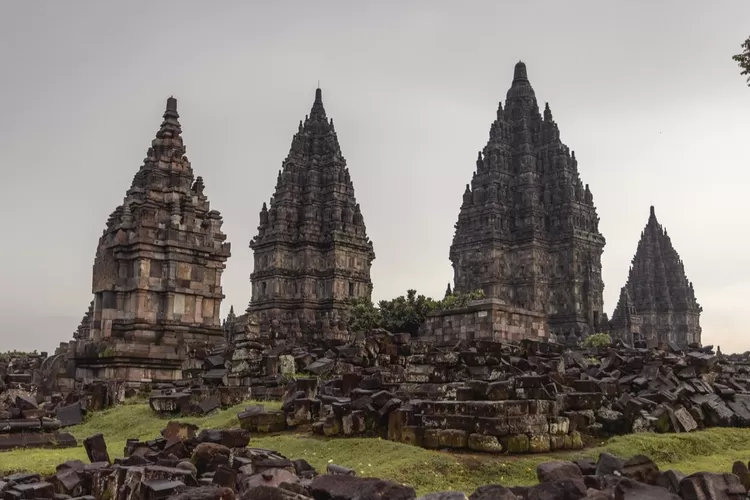 Candi Prambanan, salah satu contoh candi umat agama HIndu di Indonesia