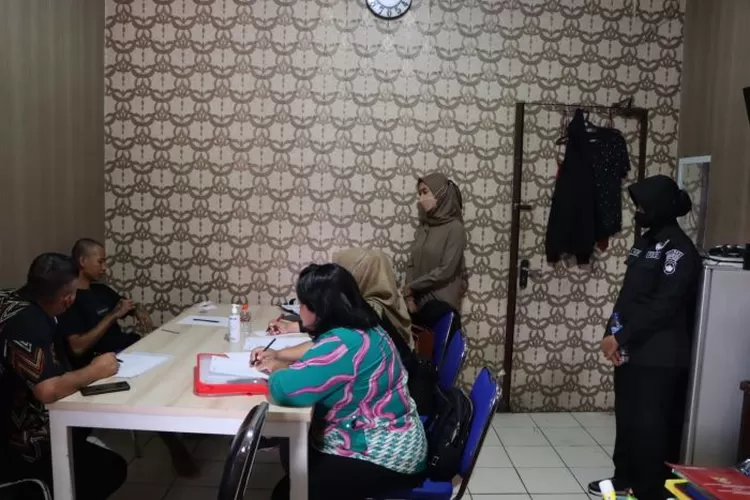 Tersangka mutilasi IS sedang diperiksa kejiwaannya oleh Tim Mabes Polri.  (Dok. Humas Polres Semarang)