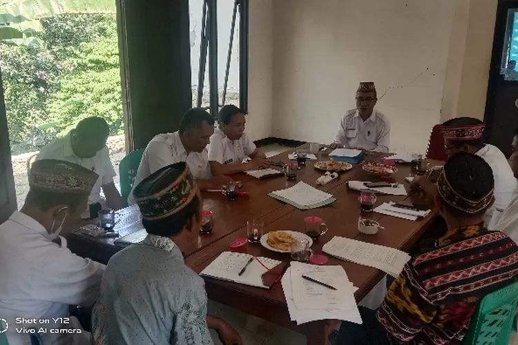 Kepala Dinas Parekrafbud Mabar Pius Baut memimpin rapat tentang pengelolaan pariwisata Cunca Wulang, Rabu (3/8/2022) lalu. (Feliks Janggu )