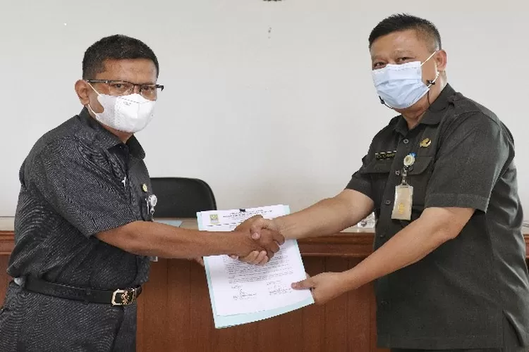 Serah terima jabatan (Sertijab) antara Jaoharul Alam dengan Ade Komarudin. Ade Komarudin kini menjabat Plt Kadis Kominfisantik Kabupaten Bekasi (Newsroom)