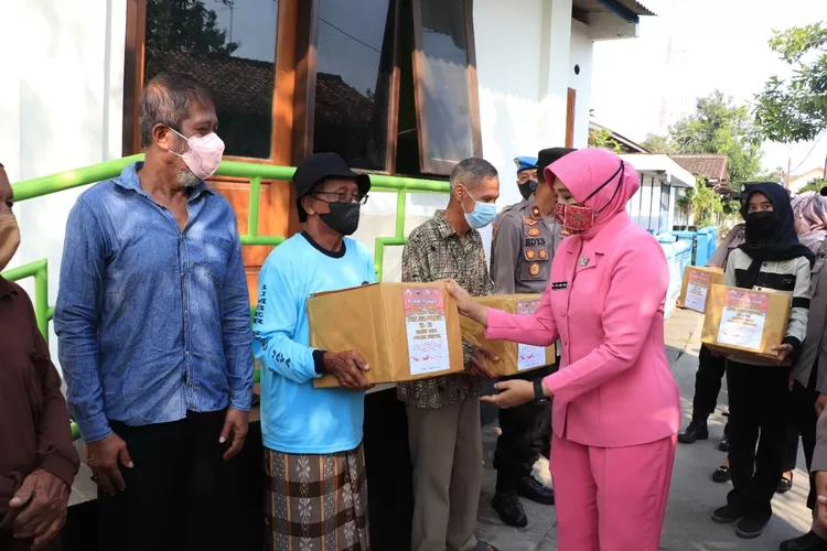 Kapolres Kendal bersama Ketua Bhayangkari Polres Kendal membagikan sembako kepada warga di sekitar Mapolres Kendal. (edi prayitno/kontributor Kendal)