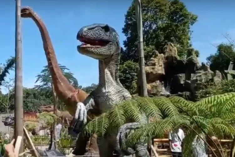 Viral! Wisata Garut menghadirkan Garut Dinoland dan Disambut Hangat oleh Warga Garut. (Tangkapan Layar Youtube.com/ale family)