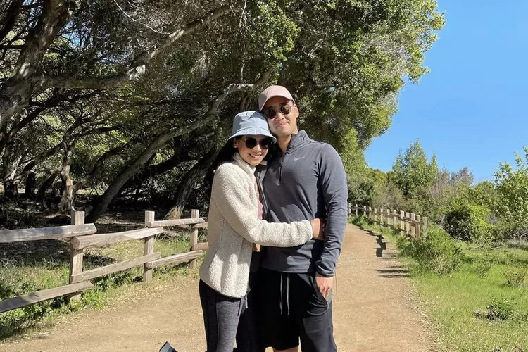 Maudy Ayunda Temenin Suami Potong Rambut di Korea, Netizen : Mas Oppa (Gorajuara.com/Instagram @maudyayunda)