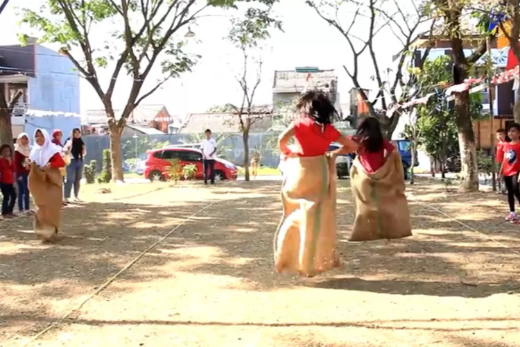 45 Ide Lomba 17 Agustus untuk Ibu-ibu hingga Anak-anak SD SMP SMA yang Hemat, Unik, dan Bikin Ngakak di HUT RI (Gorajuara.com/dok : Tangkapan Layar YouTube/Kheira Charma)