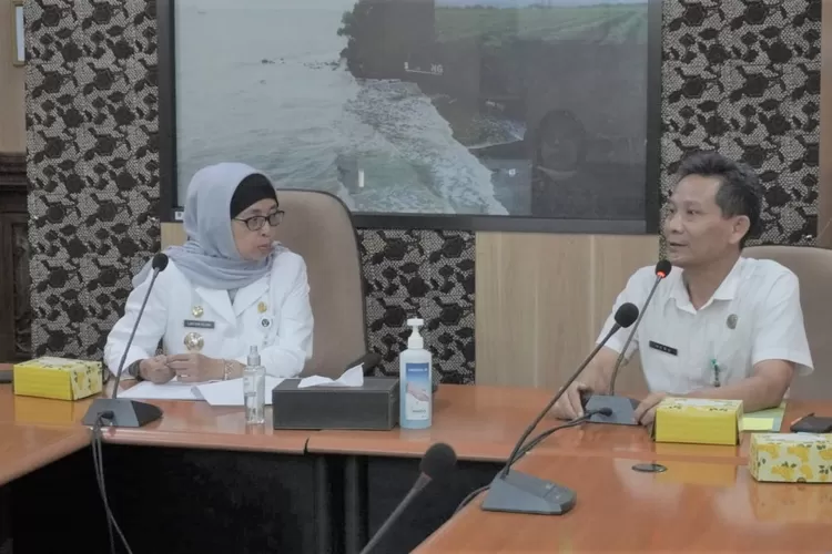 Penjabat Bupati Batang Lani Dwi Rejeki berdiskusi dengan Kepala Dinas Ketahanan Pangan dan Pertanian Kabupaten Batang, Heru Yowono. Foto: Muslihun kontributor Batang.&nbsp;