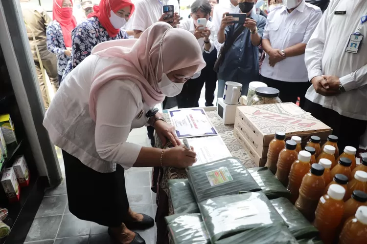 Bupati Sleman Kustini saat Meninjau Salah Satu Stand Pameran UMKM . (Dokumen Humas Sleman.)