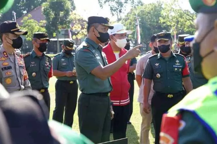Danrem 074/Warastratama Kolonel Inf Achiruddin bersama Wakil Wali Kota Solo Teguh Prakosa seusai memimpin Apel Gelar Pasukan  (Dok: Penrem 074/Warastratama)