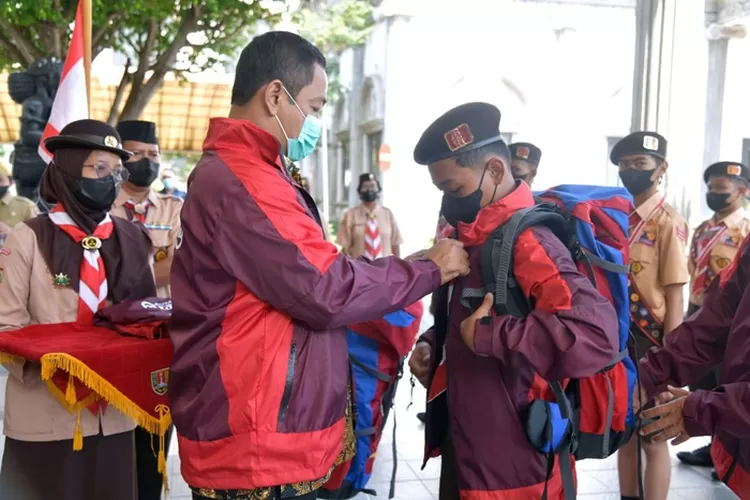 Hendrar Prihadi melepas kontingen Pramuka Kota Semarang ke Jambore Nasional Pramuka.  (Pemkot Semarang)