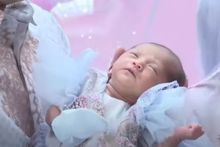 Ria Ricis Publikasikan Wajah dan Nama Baby R dalam Live Youtube di Acara Aqiqah Putrinya (Youtube/Ricis Official)