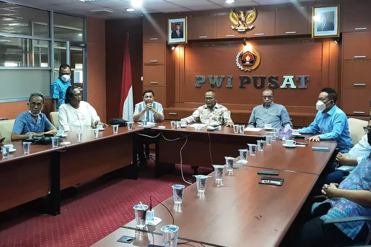 Ketua Umum PWI Pusat, Atal S Depari memimpin rapat pleno untuk membahas masalah kepengurusan PWI Sumatera Barat (Humas PWI Pusat)