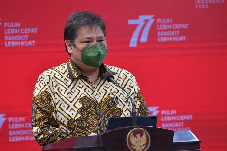 Menko Perekonomian Airlangga Hartarto memberikan  keterangan di Kantor Presiden, Jakarta, Kamis (4/8/2022), selepas mengikuti rapat yang dipimpin Presiden Joko Widodo. (Humas Setkab)
