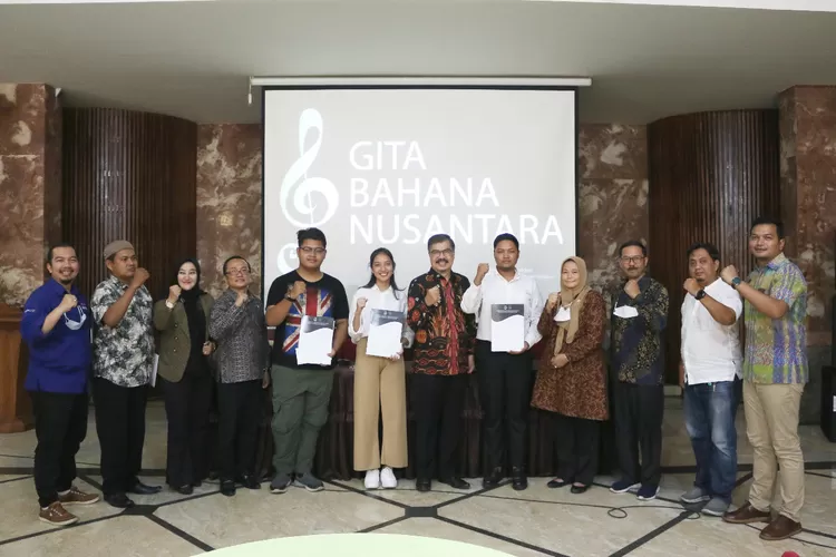 Disparbud Jabar Lepas Keberangkatan Wakil Jawa Barat Menuju Gita Bahana Nusantara Tingkat Nasional  (Foto: Humas Disparbud Jabar)