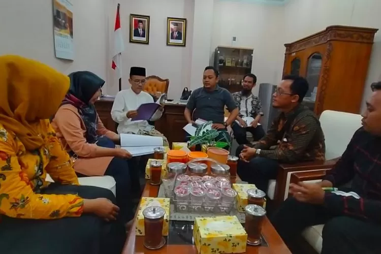 Jajaran pengurus INASBA audenai dengan Wakil DPRD Batang Nur Faizin. Foto: dok&nbsp;