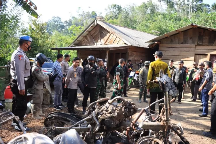 Pejabat pemerintah meninjau lokasi pembakaran rumah dan kendaraan warga di Dusun Baban Timur, Desa Mulyorejo, Kabupaten Jember, Provinsi Jawa Timur, Kamis (4/8/2022).  (ANTARA/HO-Polres Jember)