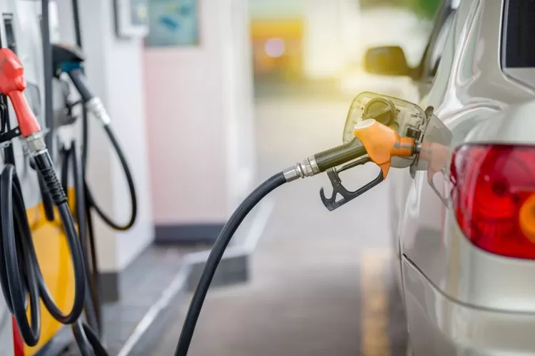 Ilustrasi mengisi BBM jenis Pertalite. Foto/Instagram ( Foto/Instagram)