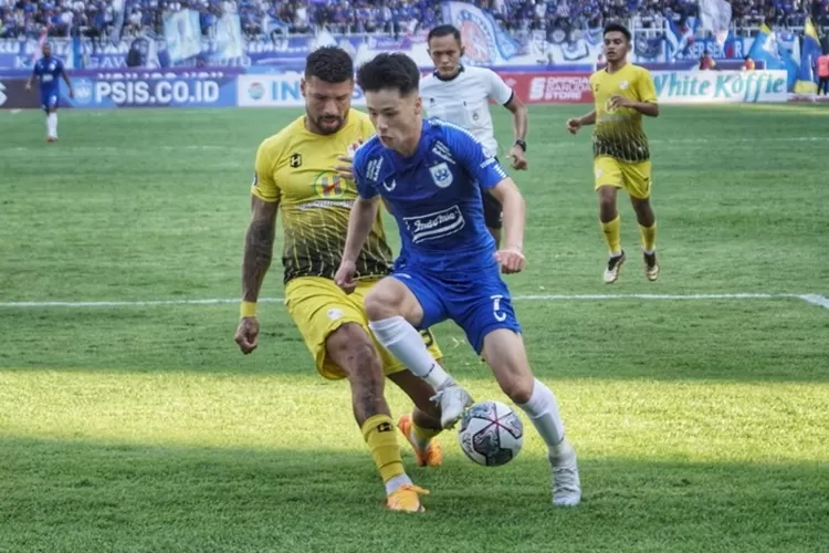 Taisei Marukawa saat berebut bola dengan pemain belakang Barito Putera Donni Monim. PSIS berhasil mengalahkan Barito Putera.  (Ayosemarang.com/ Audrian Firhannusa)