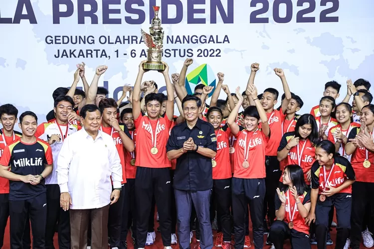 Tim Jawa Tengah melakukan selebrasi mengangkat Piala Presiden.