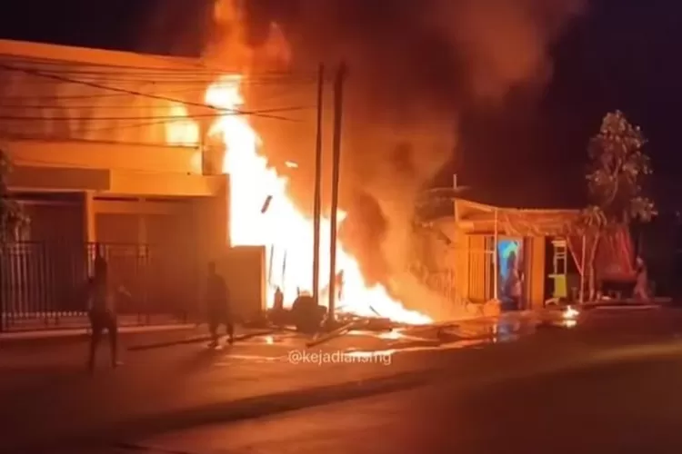 Kebakaran di Wolter Monginsidi atau tepatnya di sebuah kios tambal ban.  (InfoKejadianSemarang)