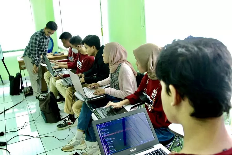 Peserta Pelatihan Programming di Institut Kemandirian mengiktui kelas  offline - Foto: Henry Lukmanul Hakim