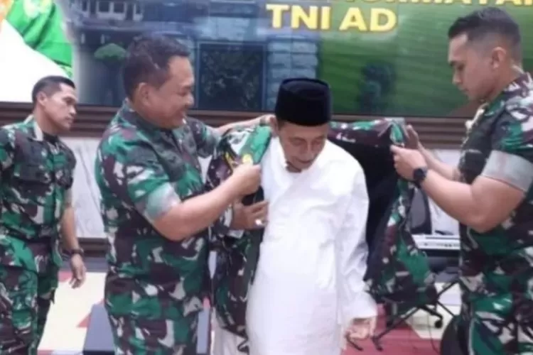 Ulama kharismatik Habib Muhammad Luthfi bin Ali Bin Yahya (Habib Luthfi) dikukuhkan sebagai warga kehormatan TNI AD