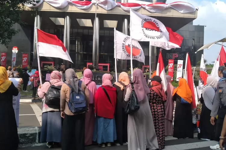 Emak-emak yang tergabung dalam KOPPI menggelar aksi di Gedung KPK, Jalan Kuningan Persada, Jakarta Selatan pada Jumat (5/8/2022). (FOTO: Dharma/Suarakarya.id)