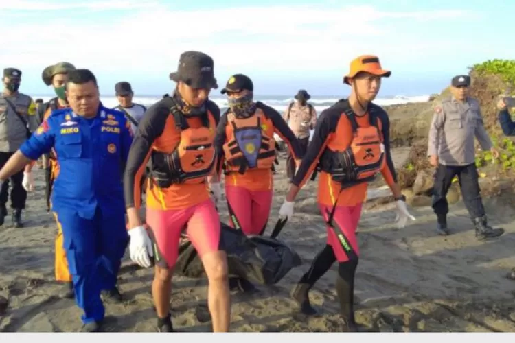 Tim SAR Gabungan yang sedan mengevakuasi 2 jenazah. Foto/Istimewa (Foto/Istimewa)