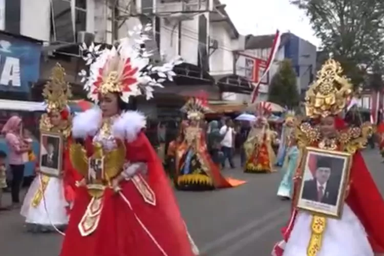 Ide Kostum Karnaval Agustusan Simple, Unik dan Kekinian Cocok untuk Anak Sekolah SD, SMP,SMA hingga Dewasa (Gorajuara.com/dok : Tangkapan Layar YouTube/Discovery Banyuwangi)